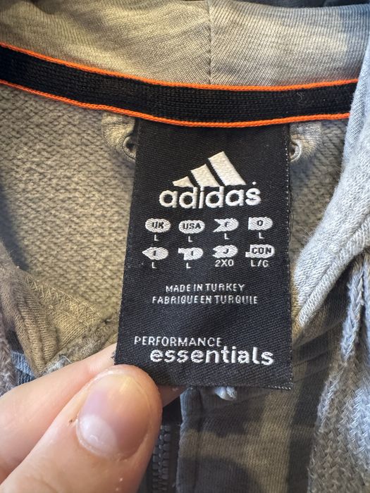 Adidas Essentials суитчер с ленти през качулката