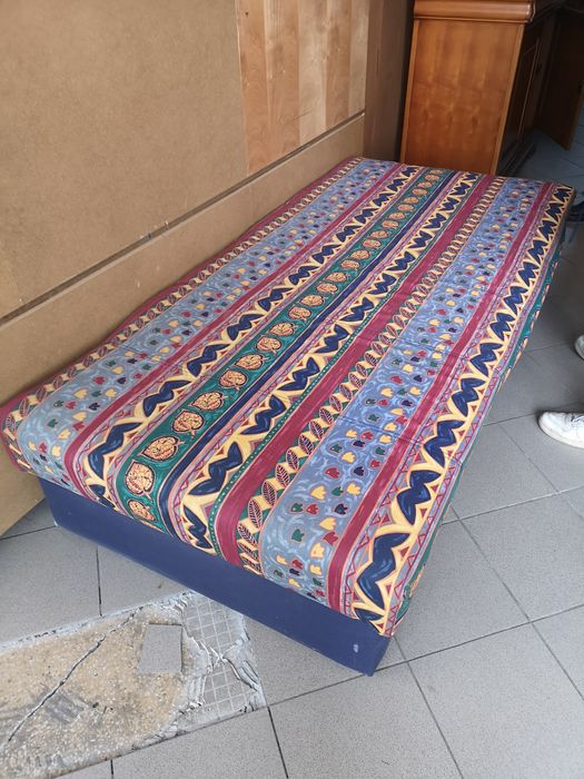 Pat cu ladă de depozitare