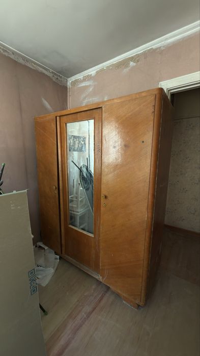 Деревяный шкаф с зеркалом