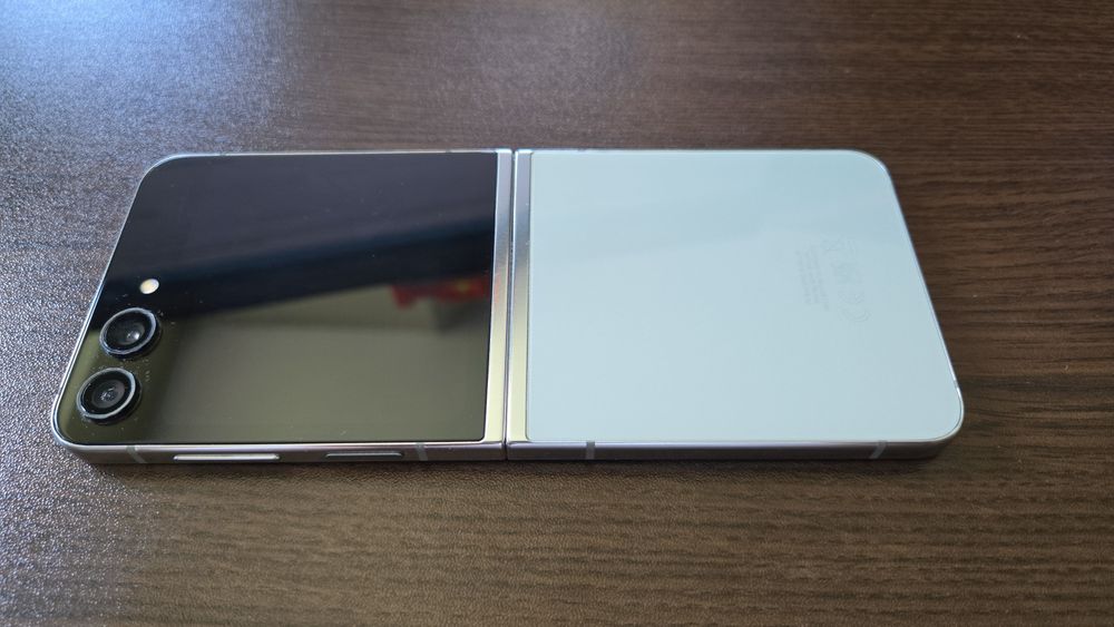 Samsung Z flip 5 512GB Silver - проблем
