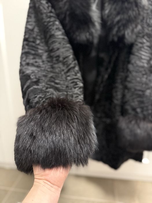 Haină din blană naturală astrakhan cu vulpe