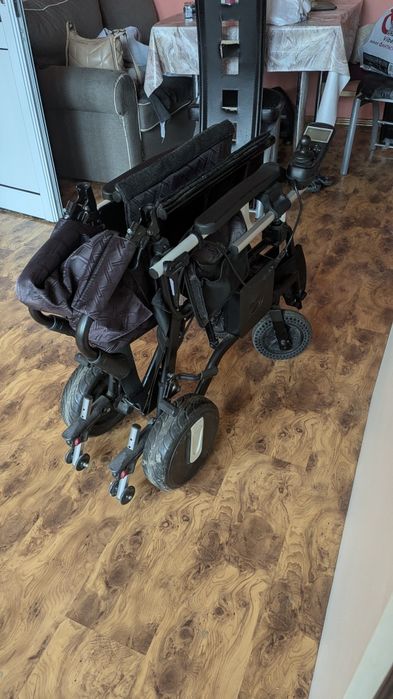 Компактна електрическа инвалидна количка с джойстик