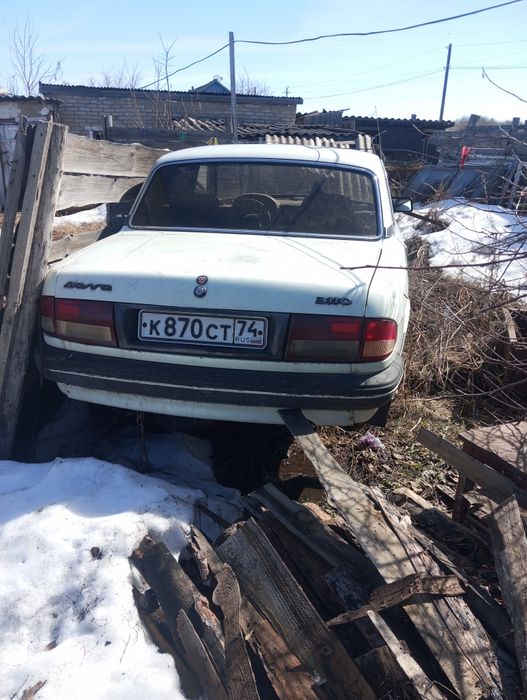 Газ 3110 в разборе, серая и белая