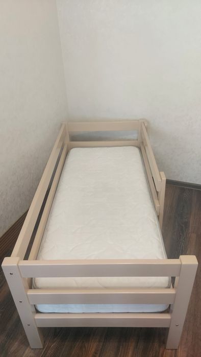 Кровать детская с матрасом