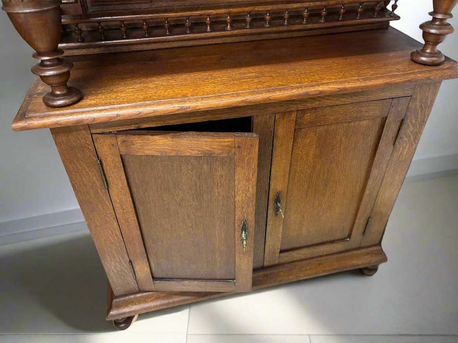 Резбован шкаф от дъб с витраж 1900г.