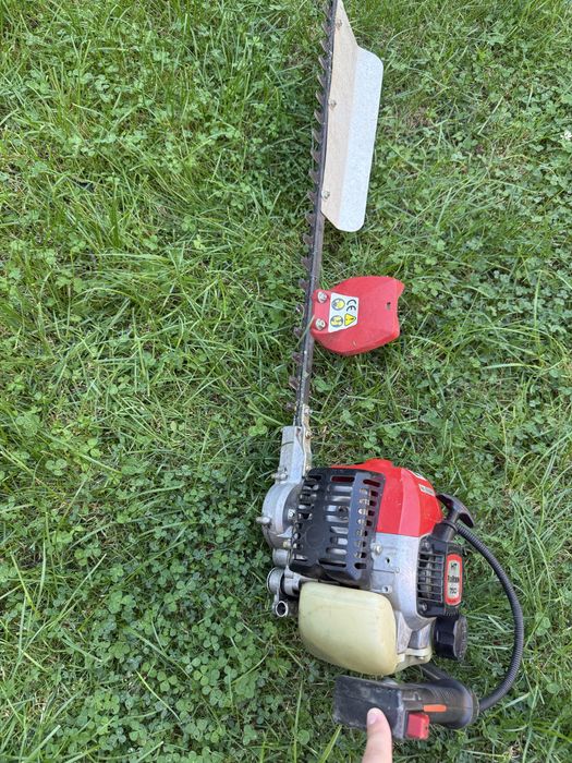 Motocoasa motounealta pe benzina tuns gard viu