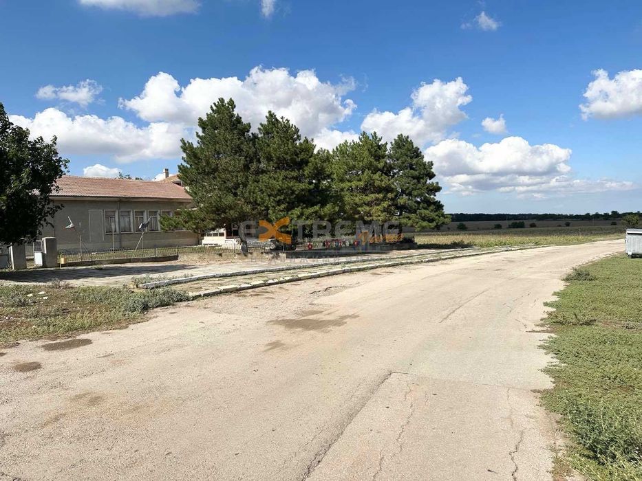 КЪЩА с парцел 4940 кв.м. на 15 км от морето