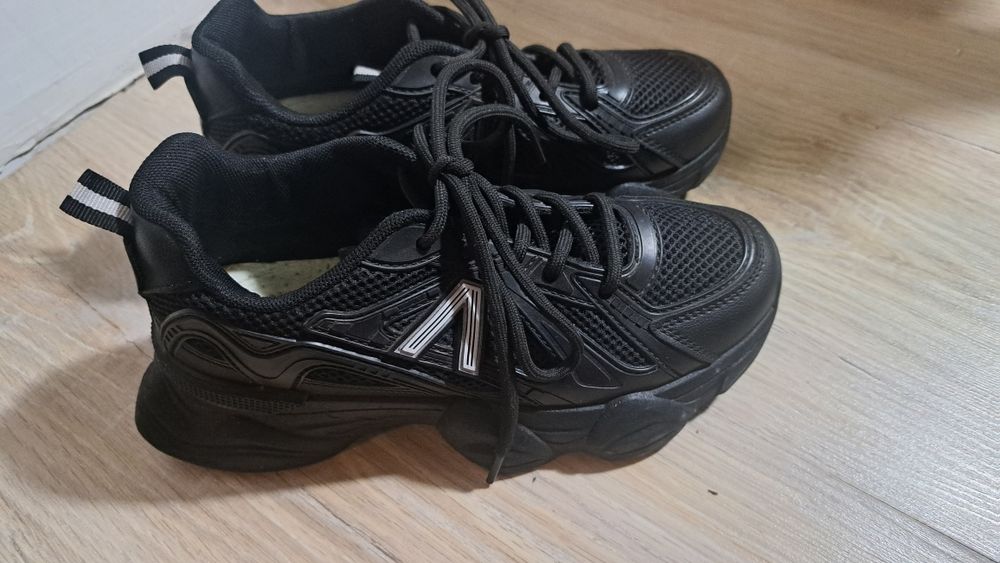 Черни удобни сникърси