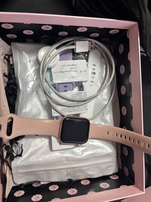 Смарт часовник Apple Watch 6, 40 mm, 92% батерия + допълнителни каишки