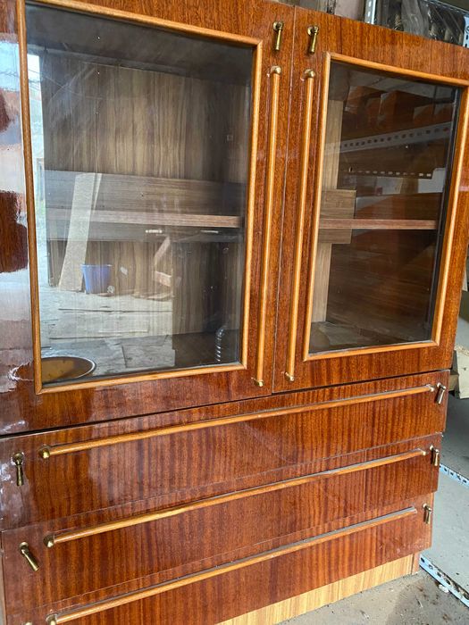 мебель сервант, шкаф, на фото