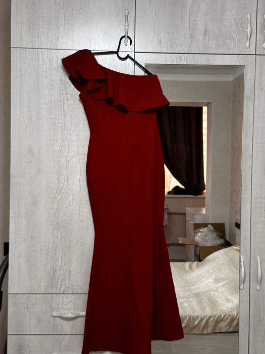 Платье вечерное, длинное ярко-красное на одно плечо,пару раз одевала н