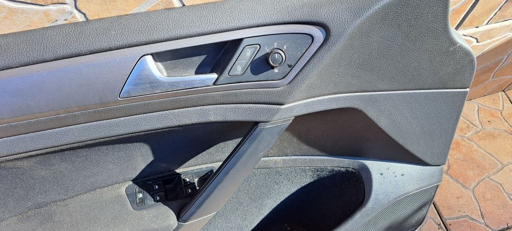 Fete usi VW Golf 7 hatchback auto cu volan normal pe stanga.