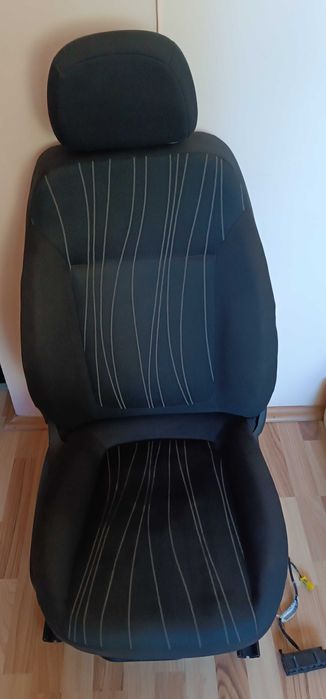 Vând scaun dreapta față și bancheta din spate în stare bună.
