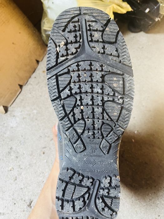 Продам новые резиновые спец сапоги