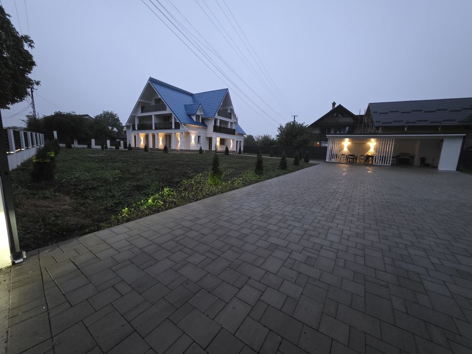 Vând pensiune 13 camere cu baie proprii
