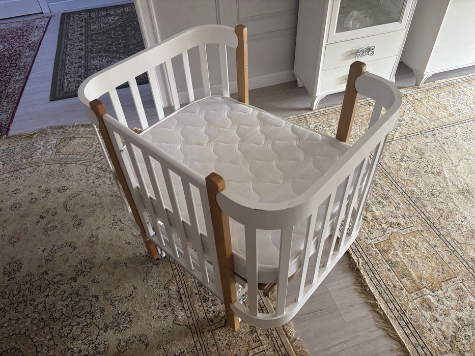 Продаю детскую кроватку на колёсиках трансформер с матрасом