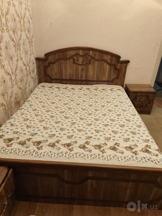 Кровать и две тумбочки