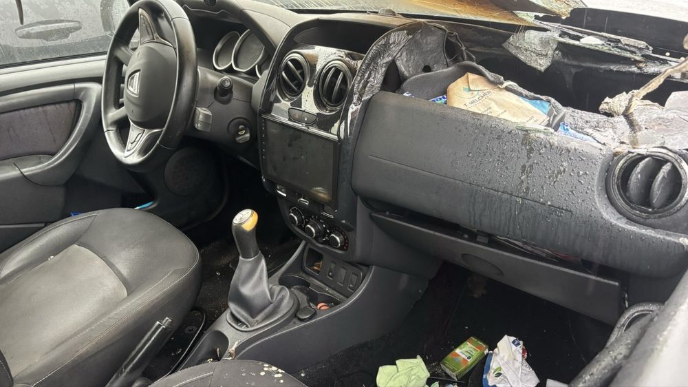 На части DACIA DUSTER 1.6i бензин 2017 година като нова много запазен