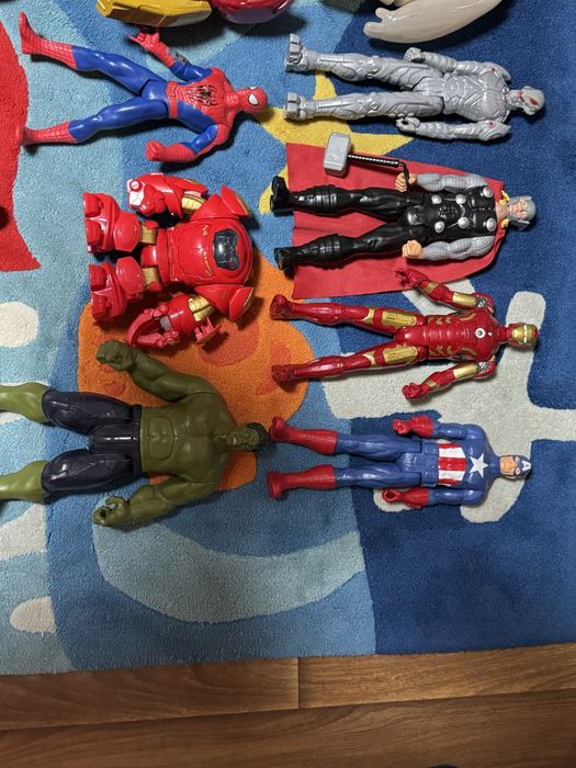 Продаю игрушки Avengers