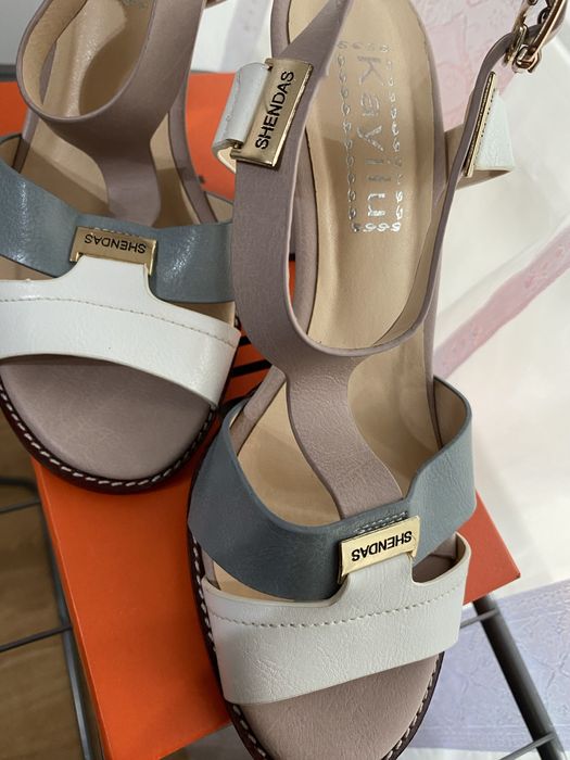 Продам босоножки