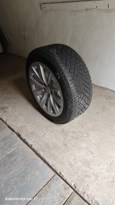 Комплект шин с дисками от Tesla X