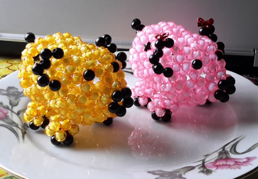 Свинка из бусин. Ручная работа.