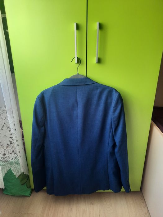 Vând costum bărbați stare foarte bună