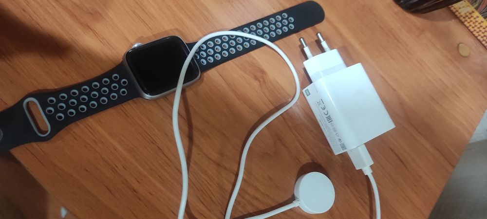 Продам часы с зарядкой