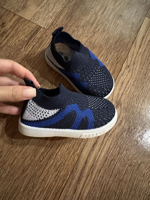 Продам детские кросовки