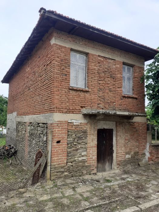 Къща в село Огнен, община Карнобат.