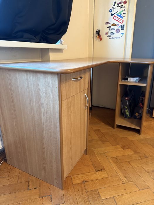 Se vinde birou de colt