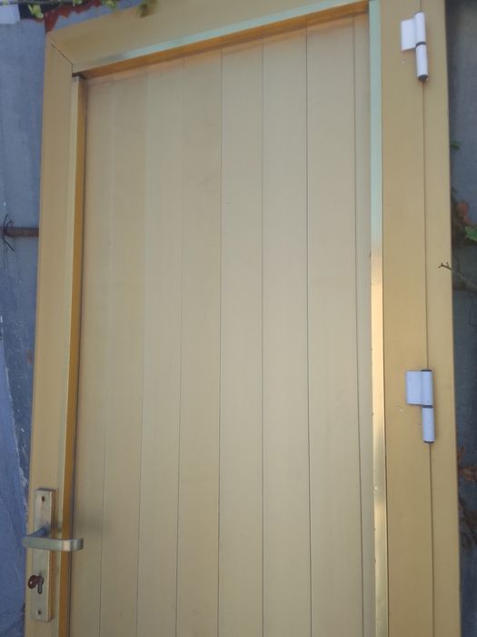 Продам б/у алюминевая дверь