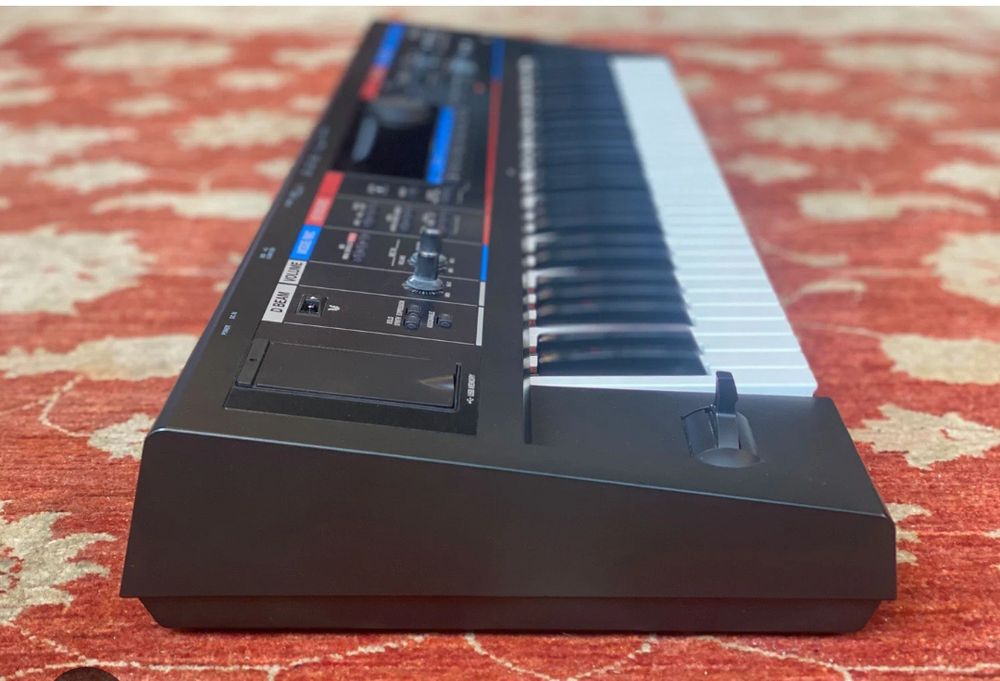 Roland JUNO -DI MOBILE SYNTHESIZER with song player
