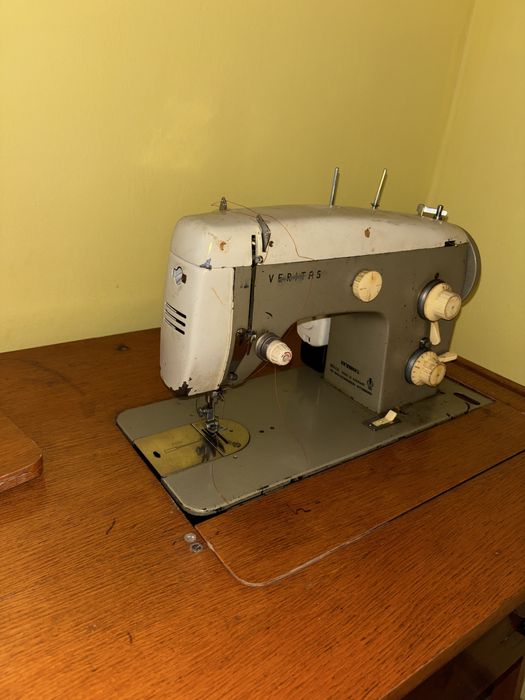 Mașini de cusut vechi - una electrică Veritas + una manuală