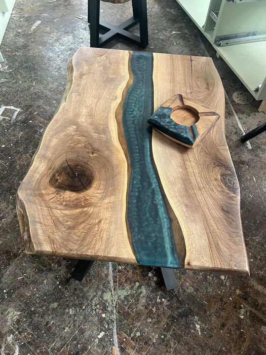 Налична холна маса от масивно дърво орех и епоксидна смола