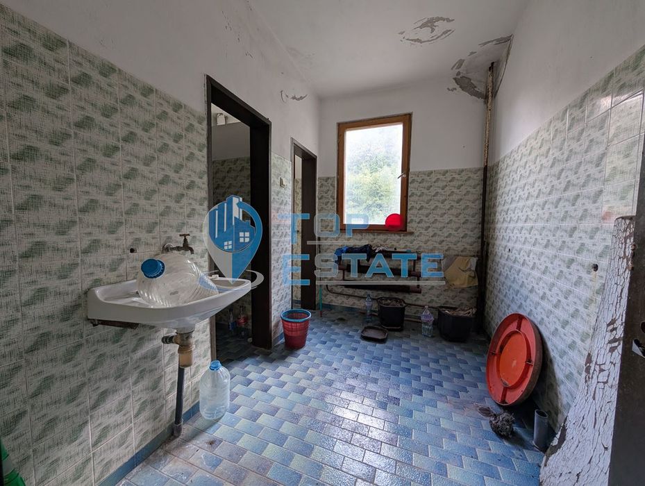 Масивна сграда за обществено обслужване в град Плачковци