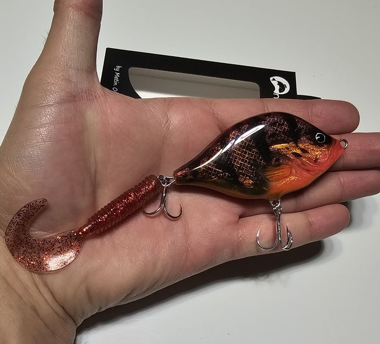 Ръчно изработен джърк модел Bilbo цвят Дракон за риболов на щуки