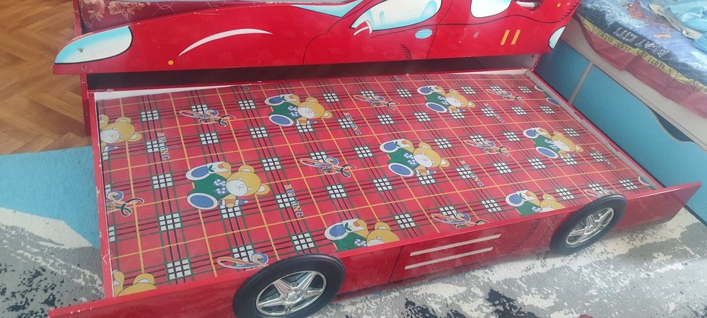 Детская кровать машина