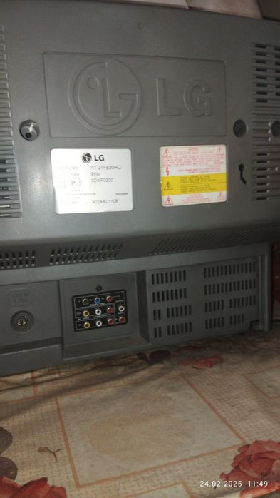 Два телевизора и два видеомагнитофона