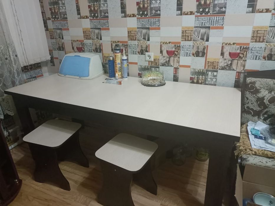 Кровать и кухонный стол