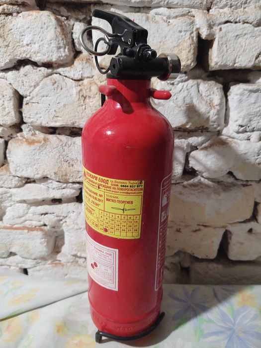 Продавам прахов пожарогасител