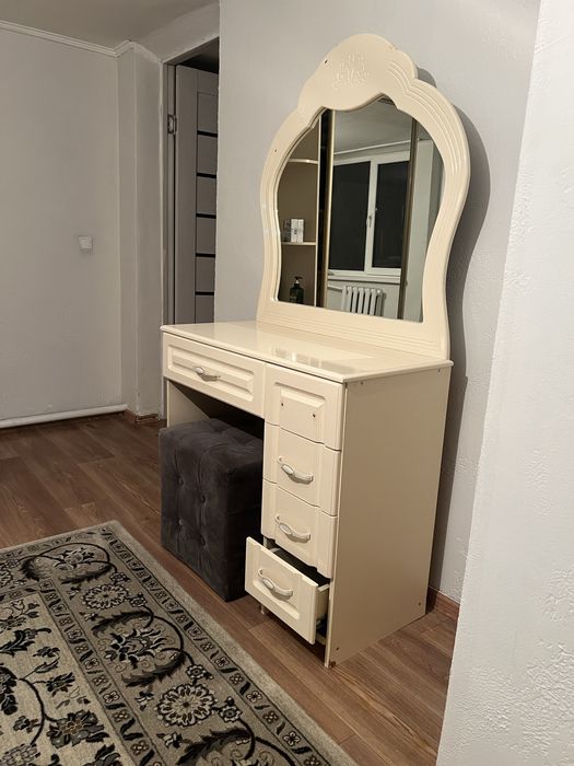 Продаю туалетный столик