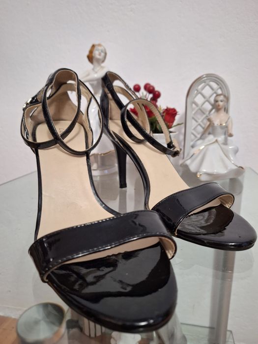 Vând sandale lac noi nr 39