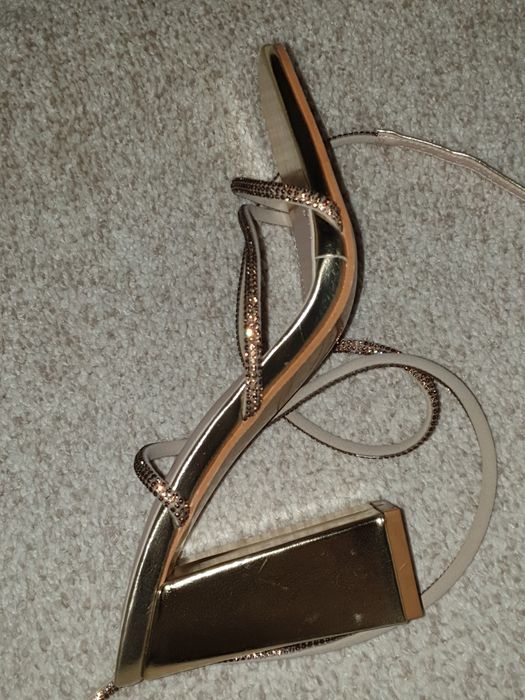 Sandale cu toc aurii