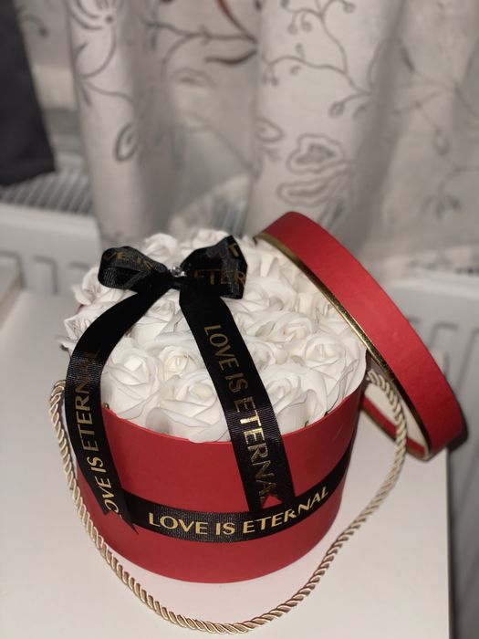 Cutie cu 19 trandafiri din sapun