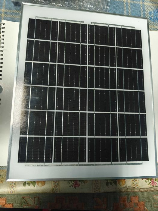 Panou solar cu 2 becuri si incarcare mobila