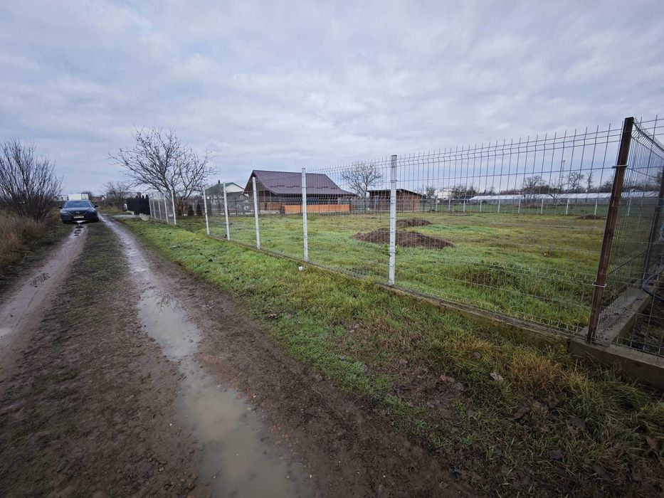 PF Teren intravilan 703 mp Sculeni – împrejmuit, utilități la 100 m