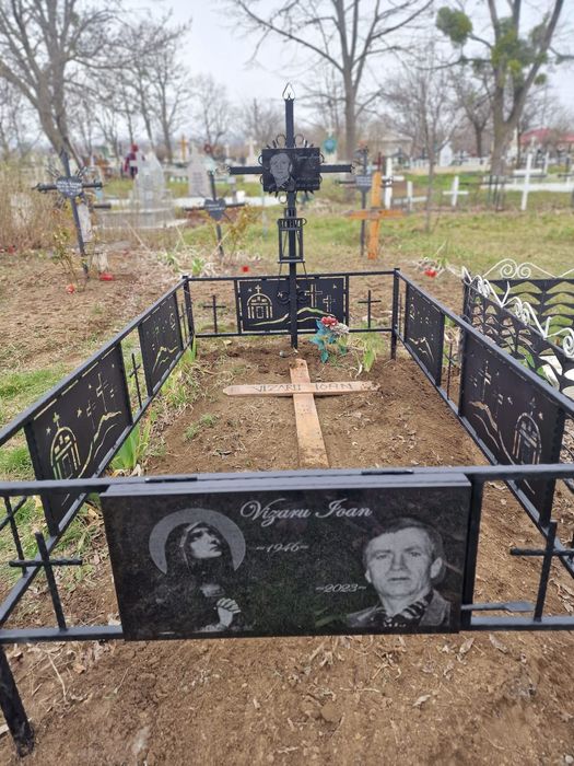 Cruce cimitir cu scris , fotogravura personalizata si felinar