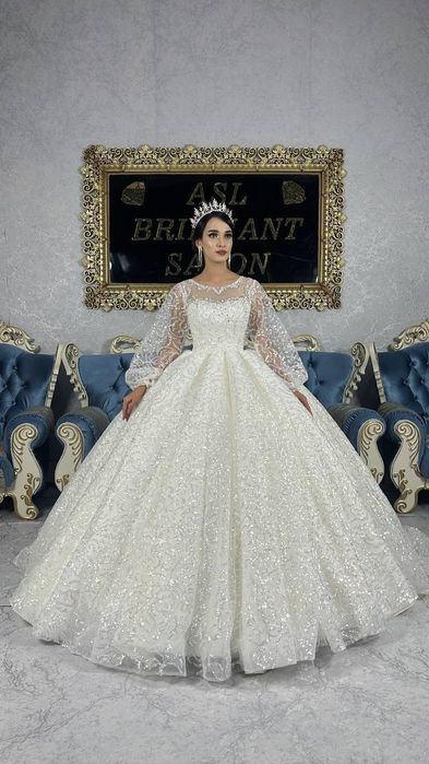 Vitrinada turgan kelin liboslarmiz  sotiladi