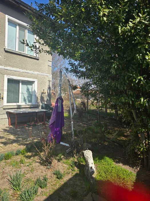 Двуетажна къща с голям двор и стопански постройки в с. Козаново